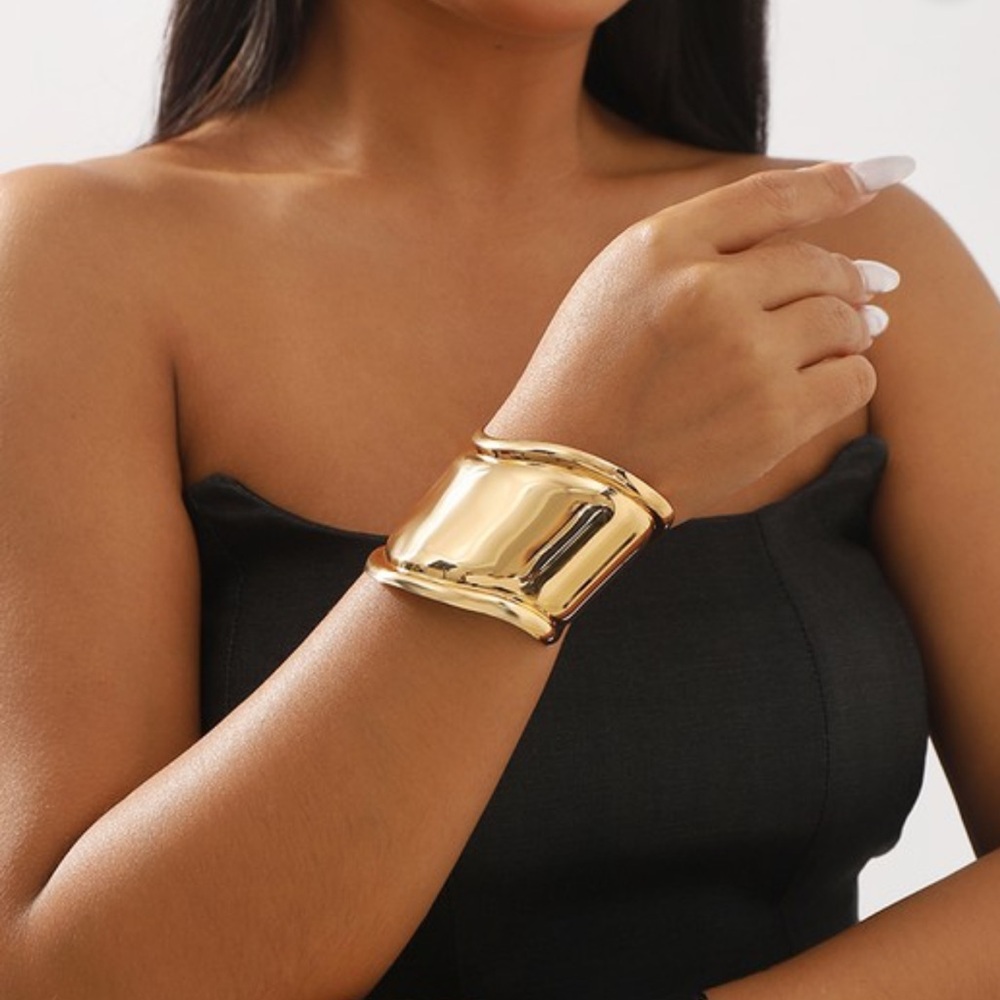 GOLD CHUNKY CUFF BRACELET
